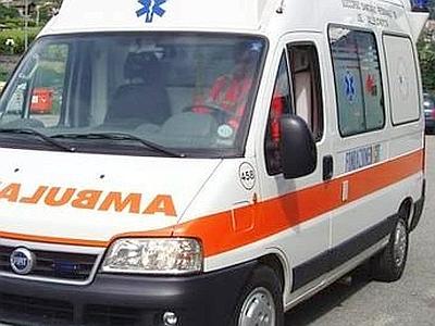 Si è gettato dalla finestra insieme ai suoi due bambini. L'uomo è morto sul colpo mentre i bambini sono morti all'ospedale. E' accaduto a Brescia
