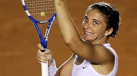 Sara Errani ha vinto il terzo titolo della stagione battendo in finale a Budapest la russa Elena Vesnina con lo score di 7-5 6-4
