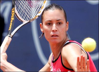 Flavia Pennetta si qualifica per il secondo turno del Roland Garros, eliminata invece Roberta Vinci
