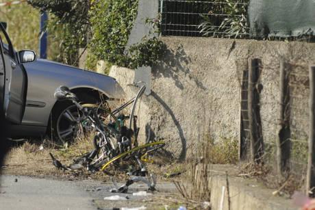 Un automobilista ha perso il controllo della propria auto investendo un gruppo di sette ciclo amatori di età compresa tra i 50 e i 60 anni, uccidendone uno
