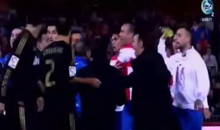 Bruttissimo episodio alla fine della partita tra Granada e Real Madrid. Dani Benitez è riuscito a lanciare una bottiglia verso l'arbitro colpendolo al viso

