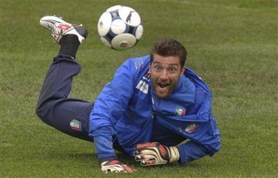 Morgan De Sanctis, portiere del Napoli e della Nazionale italiana, ha ricevuto il Cartellino Viola
