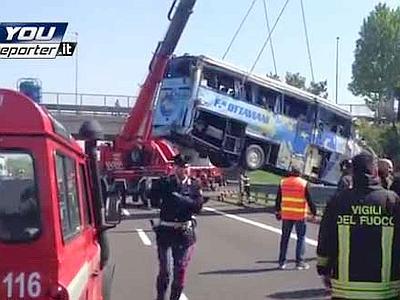 Un pullman con una ventina di carabinieri  a bordo si è ribaltato sulla A13, in direzione Padova. Il primo bilancio è di sei morti e una decina di feriti gravi
