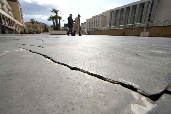 <p style="text-align: justify;">Il terremoto in Emilia Romagna era prevedibile secondo l'opinione di alcuni esperti. Ora gli italiani chiedono aiuto per coloro che sono costretti in strada</p>
