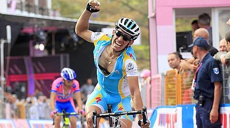 Paolo Tiralongo, della Astana, ha vinto la settima tappa del Giro d’Italia. Ryder Hesjedal è la nuova maglia rosa
