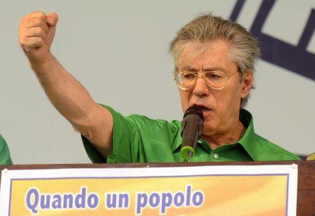 Mi ricandiderò a segretario federale: ha annunciato a sorpresa Umberto Bossi dopo il passo indietro di alcune settimane fa
