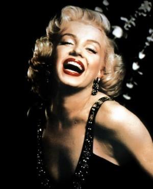 <p style="text-align: justify;">Una vita tormentata, quella di Marilyn Monroe, tra riflettori, passerelle e amori contrastati. Una stella che si è bruciata in fretta e si è spenta troppo presto</p>
