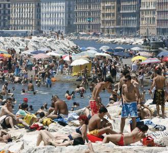 Complice l’afa di questi ultimi giorni, i napoletani cercano la fuga al mare restando in città
