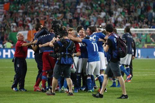 L'Italia approda ai quarti di finale di Euro 2012, battuta 2-0 l’Irlanda con i gol di Cassano e Balotelli. Passa anche la Spagna che batte 1-0 la Croazia
