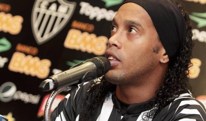 Ronaldinho è un calciatore dell'Atletico Mineiro. A meno di una settimana dall'addio al Flamengo, l'ex Milan ha firmato un contratto di 7 mesi

