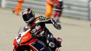 Max Biaggi fa doppietta sul tracciato di Misano Adriatico e consolida il primato nella classifica generale del Mondiale Superbike
