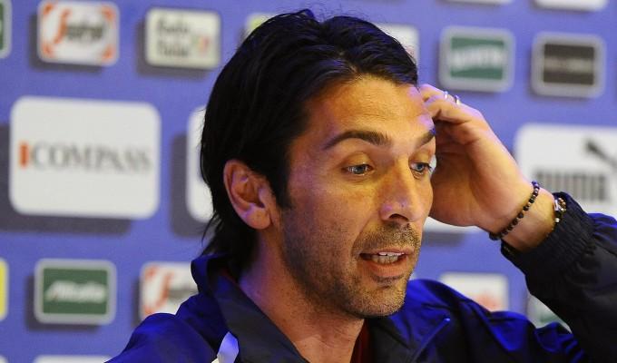 Tre portieri in conferenza stampa, tutti allo stesso tavolo, dal titolare Buffon, alla prima riserva De Sanctis, alla terza riserva Sirigu
