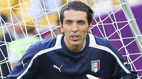 Gigi Buffon sembra un uomo in missione. Sincero sino alla brutalità, patriota, polemico spesso e volentieri, fiducioso senza per questo non essere realista
