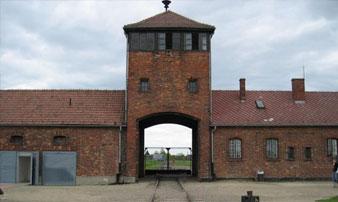 La Nazionale italiana unita nel ricordo della tragedia dell’Olocausto. La comitiva azzurra si è recata nei campi di concentramento di Auschwitz e Birkenau
