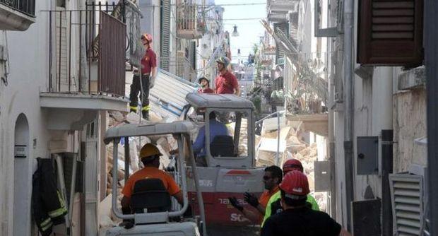 Due palazzine sono crollate dopo una fuga di gas questa mattina poco dopo le 8.00 a Conversano, nel barese. Sotto le macerie sono stati trovati tre corpi
