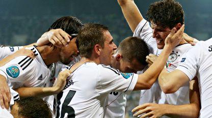 Un gol di Mario Gomez permette alla Germania di battere per 1-0 il Portogallo e cominciare nel migliore dei modi l’avventura a Euro 2012
