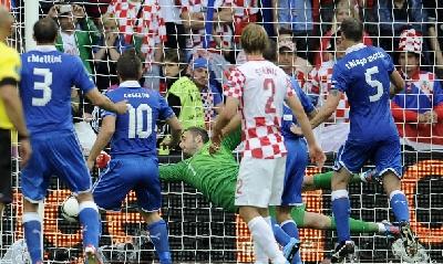 Pirlo porta avanti gli azzurri su punizione, poi una distrazione in fase difensiva e Mandzukic pareggia. A Poznan finisce 1-1 tra Italia e Croazia
