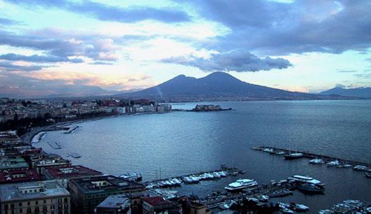 Adesso è ufficiale: il Giro d'Italia 2013 partirà da Napoli. All'ombra del Vesuvio, sarà un via in una cornice incantevole
