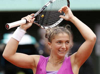 Sara Errani approda ai quarti di finale del Roland Garros. Andreas Seppi sfiora l'impresa contro il numero uno al mondo Novak Djokovic
