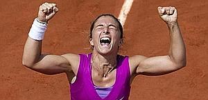 Il sogno di Sara Errani continua. L'azzurra si qualifica per le semifinali del Roland Garros battendo per 6-3 7-6 (2) la tedesca Angelique Kerber
