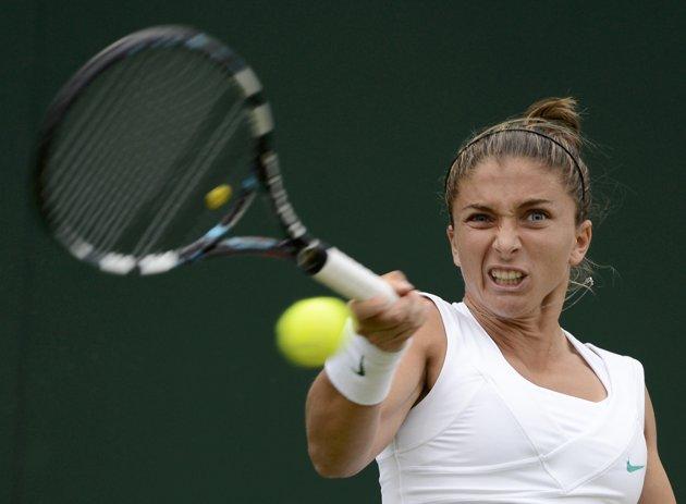 Sara Errani conclude vincendo il match sospeso ieri contro la Vandeweghe. Fabio Fognini viene sconfitto nettamente da Roger Federer
