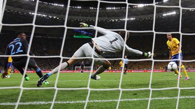 L’Inghilterra batte la Svezia 3-2 e raggiunge la Francia, a quota 4 punti, in testa al girone D di Euro 2012. Ibra e compagni invece sono eliminati
