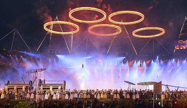 Partite ufficialmente le Olimpiadi londinesi. Inaugurazione spettacolare all'Olympic Park alla presenza della regina Elisabetta
