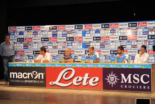 <em>Essere nel Napoli è una grande gioia</em>". Valon Behrami<strong> </strong>e Alessandro Gamberini<strong> </strong>cantano in coro alla loro presentazione ufficiale nel ritiro di Dimaro
