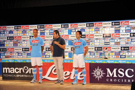 E' stata presentata oggi a Dimaro la prima maglia ufficiale del Napoli 2012/2013
