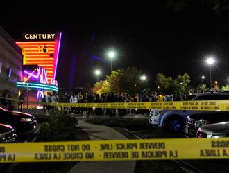 È di almeno 14 morti e una cinquantina di feriti il bilancio di una sparatoria avvenuta a Denver durante la prima cinematografica di <em>The Dark Knight Rises</em>
