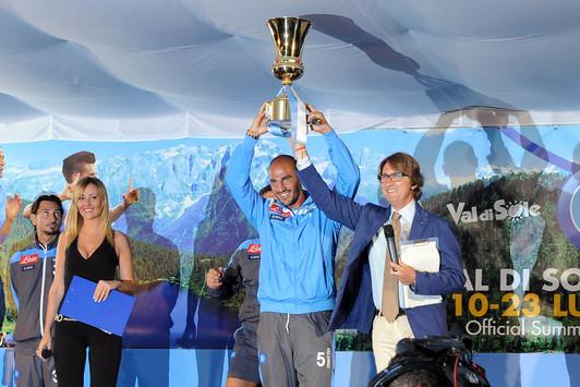 Le stelle della Val di Sole si illuminano d'azzurro. Il Napoli si presenta ufficialmente ai tifosi, e a Dimaro c'è il tripudio
