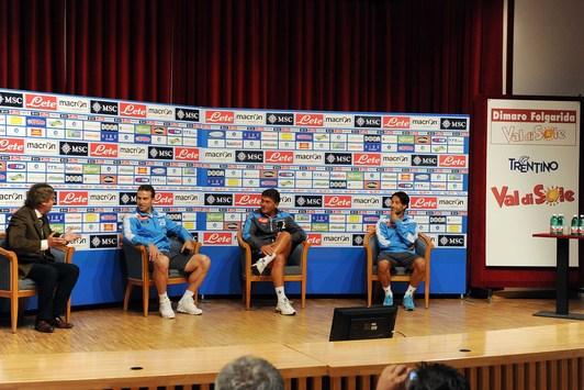 Walter Mazzarri, Hugo Campagnaro e Gianluca Grava abbracciano ancora i tifosi azzurri in Trentino sul palco del teatro di Folgarida
