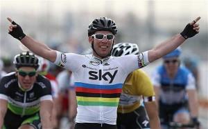 Mark Cavendish si aggiudica in volata la 18esima tappa del Tour de France. Bradley Wiggins conserva la maglia gialla
