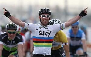 Mark Cavendish si aggiudica in volata la 18esima tappa del Tour de France. Bradley Wiggins conserva la maglia gialla
