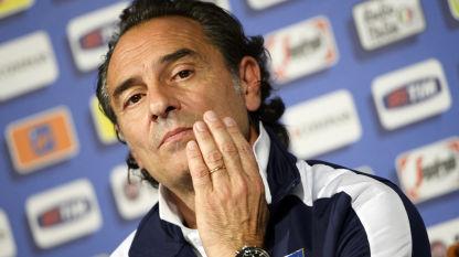 Un applauso all'ingresso in sala stampa. Il modo per dire a Cesare Prandelli «Grazie lo stesso» al Commissario Tecnico dopo il triste epilogo della finale
