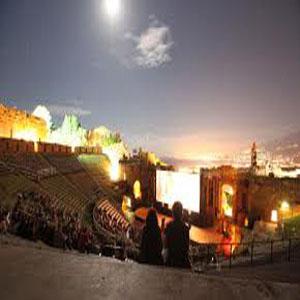 Tra giugno e settembre tanti piccoli e grandi festival cinematografici si susseguono, offrendo al pubblico buon cinema e sfilate di star. Da Taormina a Venezia passando per Ischia e Giffoni, ecco gli appuntamenti imperdibili da mettere  in agenda
