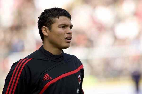 Thiago Silva e il Milan avanti insieme. Il club rossonero ha reso noto di aver prolungato il contratto del difensore brasiliano fino al 2017
