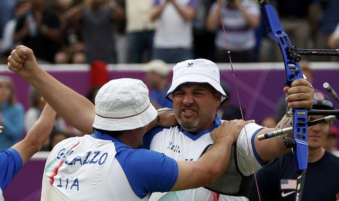 Primo oro per gli azzurri ai Giochi di Londra 2012. L'Italia ha vinto la prova maschile a squadre di tiro con l'arco
