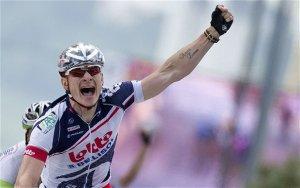 André Greipel ha concesso il bis vincendo anche la quinta tappa del Tour de France. Fabian Cancellara conserva la maglia gialla
