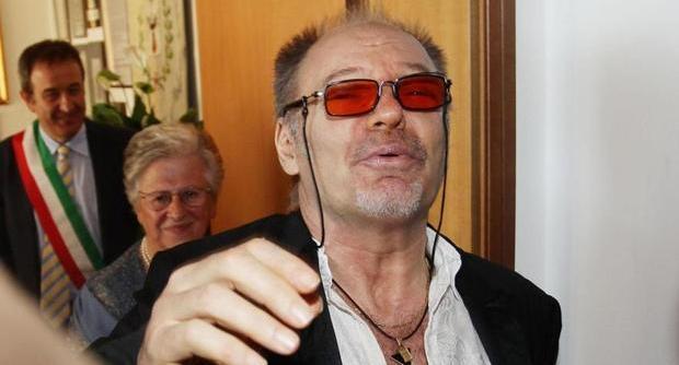 Vasco Rossi, 60 anni, ha detto sì a Laura Schmidt, 43 anni, sua compagna da 25, milanese di origine tedesca
