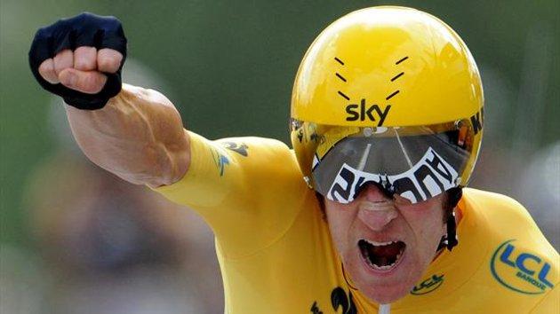 Bradley Wiggins ha vinto la cronometro individuale valida come 19esima e penultima tappa del Tour de France. Il britannico conserva la maglia gialla
