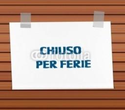 Si svuota la città nel mese di punta per il turismo: i visitatori accolti da negozi chiusi per ferie e strade semideserte
