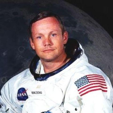 Neil Armstrong incarna il sogno americano ormai dimenticato, quello di un paese dalle mille opportunità, che a tutti i suoi figli offre la possibilità di trasformarsi in eroi, dedicandosi alla vita con impegno, costanza, rispetto e amore per l’uomo
