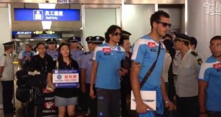 Il Napoli è sbarcato a Pechino alle 8, accolto in aeroporto da una cinquantina di tifosi festanti. Tanti i cori per Cavani, il nuovo idolo dopo l’addio di Lavezzi
