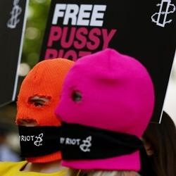 La punk band russa Pussy Riot è stata giudicata colpevole di teppismo ed incitamento all'odio religioso e condannata a due anni di  e lavori forzati
