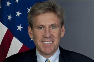 Nell'attacco di ieri sera al consolato Usa, in Libia, sono morti l'ambasciatore americano, Chris Stevens, e tre funzionari della sede diplomatica
