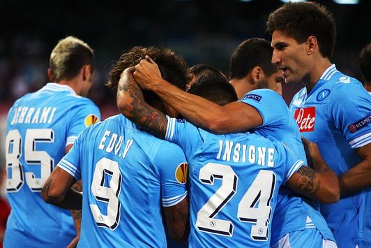 E' cominciata bene l'avventura del Napoli in Europa League: travolta 4-0 al San Paolo  l'Aik Solna. Tripletta di Eduaardo Vargas e gol finale di Dzemaili

