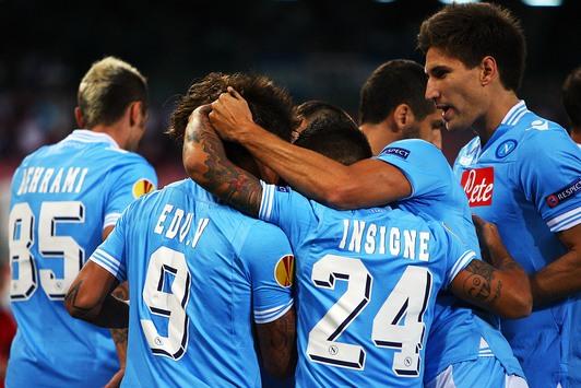 E' cominciata bene l'avventura del Napoli in Europa League: travolta 4-0 al San Paolo  l'Aik Solna. Tripletta di Eduaardo Vargas e gol finale di Dzemaili
