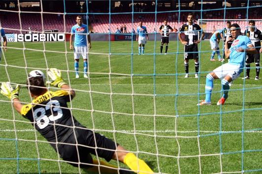 Il Napoli raccoglie la sua terza vittoria in tre gare. Il 3-1 sul Parma è meritato. Segnano Cavani (rigore), Pandev e Insigne. Per gli emiliani gol di Parolo
