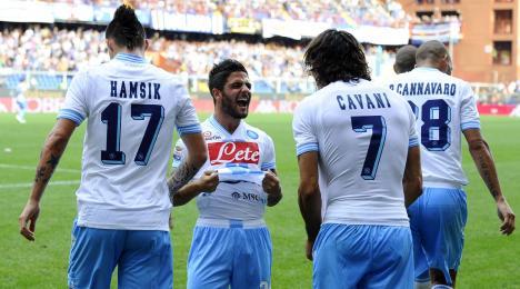 Il Napoli risponde alla Juventus. E la riacchiappa in testa alla classifica vincendo a Marassi con la Sampdoria. Decide la rete su rigore di Cavani
